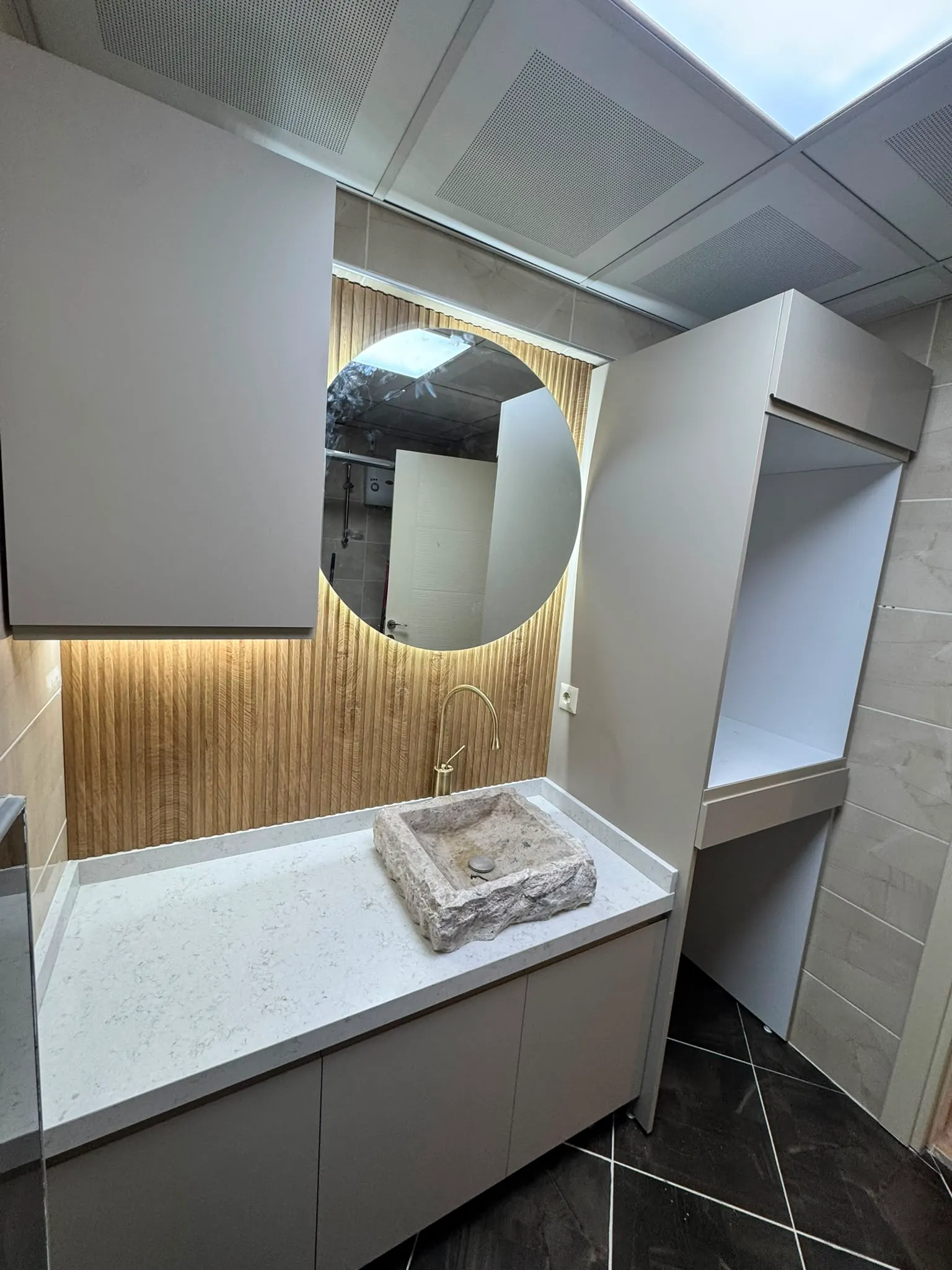 Banyo — Taş lavabolu tasarım banyo